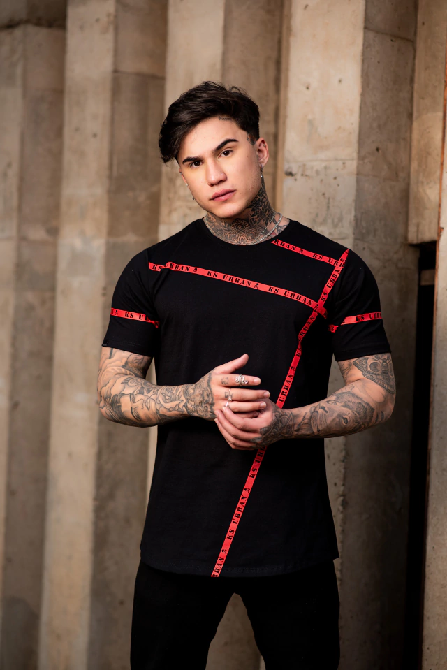 Camiseta Slim Preta Com Detalhes Red