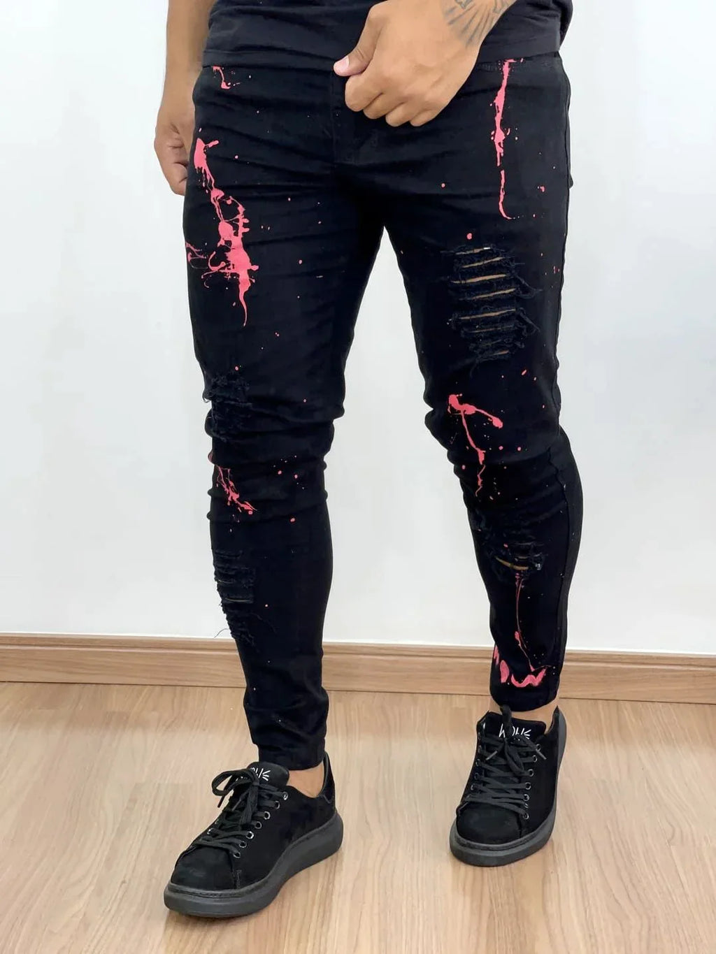 Calça Sarja Masculina Super Skinny Preta Destroyed Respingo Rosa