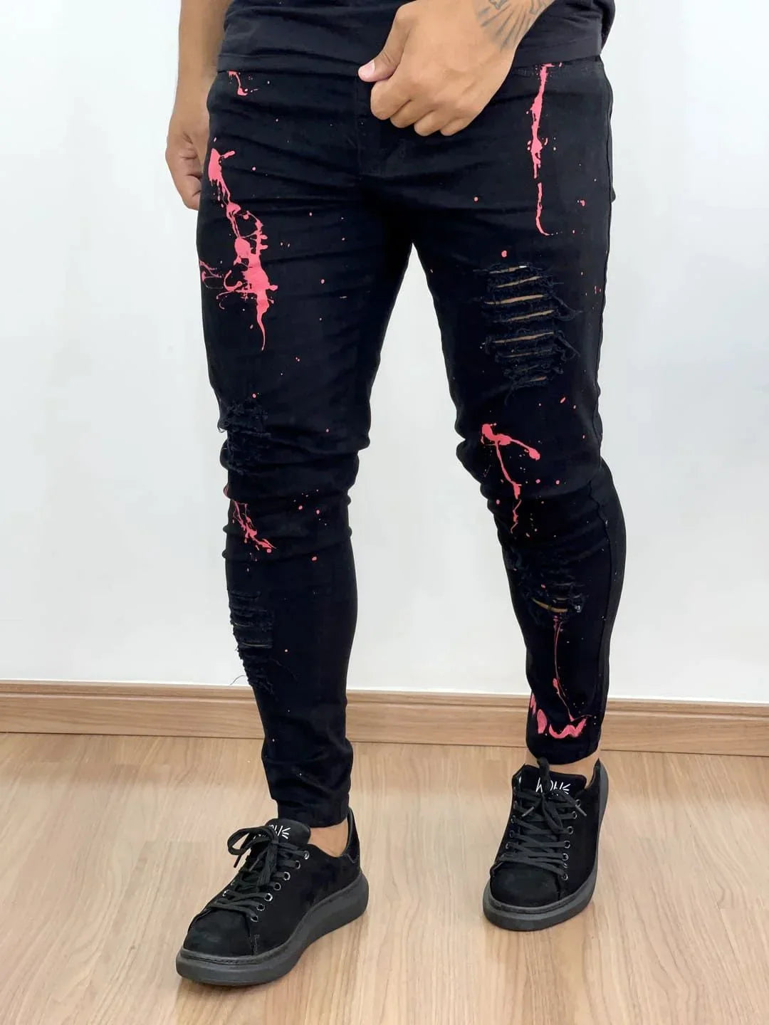 Calça Sarja Masculina Super Skinny Preta Destroyed Respingo Rosa